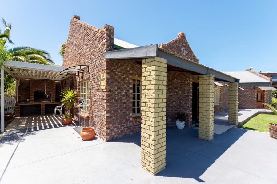 5 Bedroom Property for Sale in Middedorp Western Cape